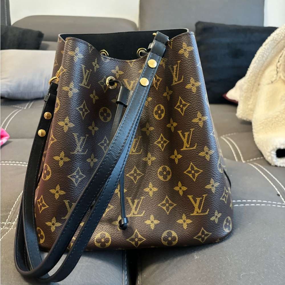 LV neo noe with black strap. Year 2017. Posh and Real authenticated